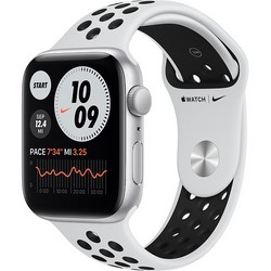 Умные часы Apple Watch Nike SE, 44 мм, корпус из алюминия серебристого цвета, спортивный ремешок Nike цвета «чистая платина/чёрный» MYYH2